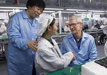 Часть рабочих завода Foxconn, на котором собирают iPhone, наконец-то смогла его покинуть. До этого работников несколько недель удерживали на предприятии из-за COVID-19
