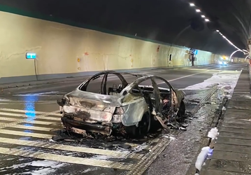 На видео засняли, как Tesla Model 3 теряет управление, врезается и загорается
