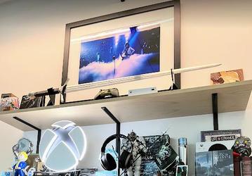 Это облачная игровая консоль Xbox, которой приписывают цену в 100 долларов. Устройство замечено на фотографии главы Xbox