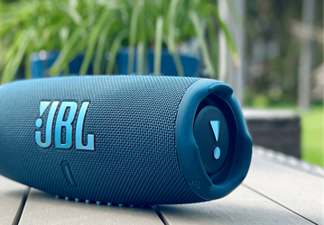 Во Франции научились угонять машины с помощью портативной колонки JBL