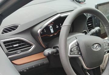 Топовую версию Lada Vesta NG с двумя работающими экранами показали на живых фото