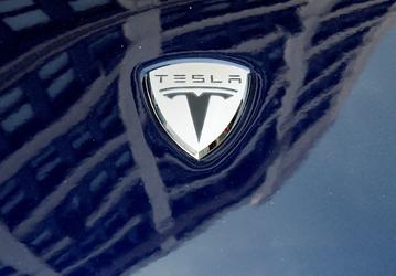 Автомобили Tesla получат автопилот к концу этого года, но регуляторы его пока не одобряют