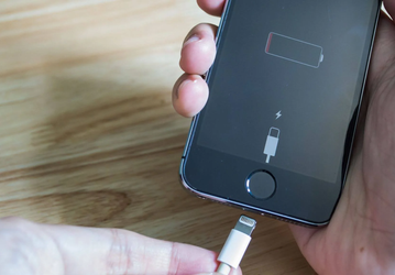 Apple наказали за то, что она убрала зарядные устройства из комплекта iPhone. Apple утверждает, что этот шаг позволил сэкономить около 550 000 тонн руды