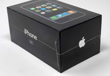 Нераспечатанный iPhone хотят продать за $30 000, но пока за него дают гораздо меньше