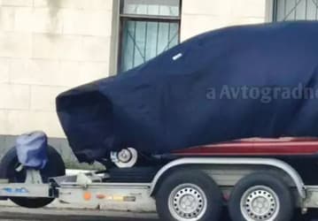 Новую модель Lada, накрытую пологом, сфотографировали на заводе. Возможно это кроссовер на базе Lada Vesta