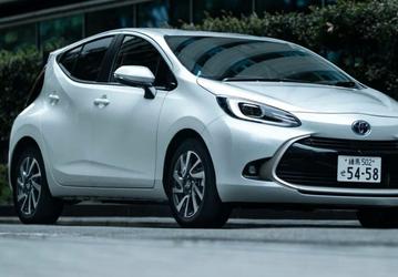 В России начали продавать хетчбэк Toyota Aqua с расходом всего 2,8 л на 100 км. Сколько за него просят?