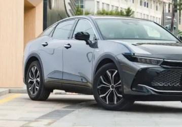 В РФ уже можно заказать полноприводный 234-сильный кросс-седан Toyota Crown 2023 — сколько за него просят?