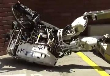 Робот Atlas в стиле Джеки Чана. Boston Dynamics показала неудачные дубли при исполнении роботом новых трюков