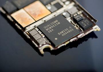 Qualcomm и Broadcom потеряют миллиарды из-за Apple. Компания работает над модемом сотовой связи, объединённым с модулями Wi-Fi и Bluetooth 