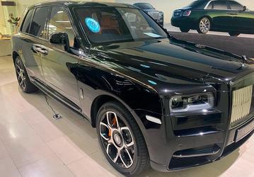 Двигатель V12, 600 л.с., полный привод и полный люкс. В РФ вновь можно купить роскошный кроссовер Rolls-Royce Cullinan, но цена впечатляет