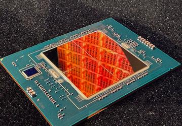 Самые монструозные процессоры Intel «позируют» на фото. У некоторых Sapphire Rapids есть 64 ГБ собственной памяти