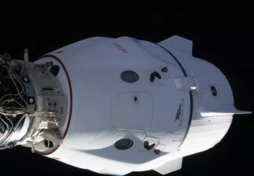 В NASA готовы привязать астронавта грузовым ремнем к полу корабля SpaceX: конструкция Crew Dragon позволяет эвакуировать весь экипаж МКС