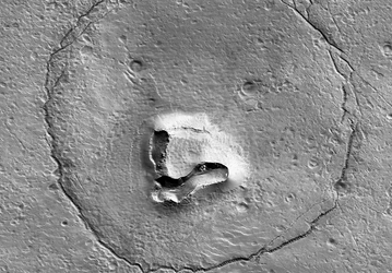 NASA увидели на поверхности Марса огромную морду медведя. Но это просто холм и кратеры