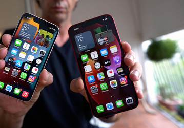 Последний компактный iPhone подешевел в России на 25%