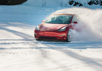Tesla оштрафовали за то, что компания не предупреждает покупателей о резком падении запаса хода своих электромобилей в мороз