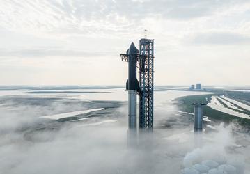 SpaceX показала полностью собранную гигантскую ракету Starship. Илон Маск анонсировал скорый запуск