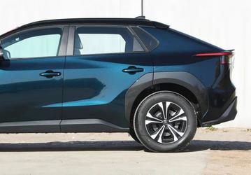 Полный привод, 218 л.с. и габариты как у Toyota RAV4. В России уже можно заказать новейший кроссовер Toyota bZ4X