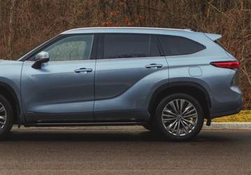 Toyota Highlander Hybrid 2023 – большой 7-местный кроссовер, способный проехать 965 км на одном баке бензина