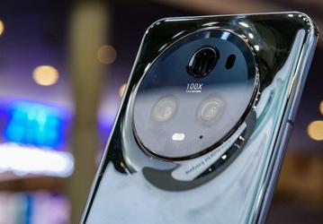 5100 мА·ч, 66 Вт, 100-кратный зум, Snapdragon 8 Gen 2, экран OLED 6,81 дюйма, IP68. Представлены Honor Magic5 и Magic5 Pro