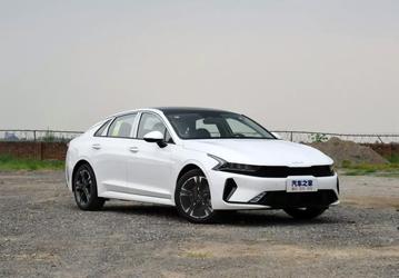 В Россию завезли партию седанов Kia K5 с мощным 240-сильным двигателем и 8-ступенчатым «автоматом». И эта модель крупнее той, что производилась на «Автоторе»