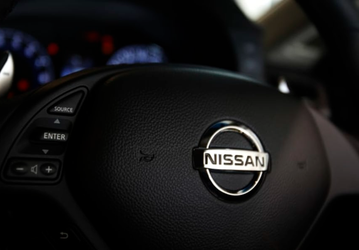 Шильдик на руле может выстреливать при аварии. Nissan отзывает почти полмиллиона машин из-за сообщений о травмах
