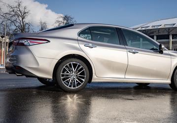В Россию приехала партия новых Toyota Camry: они мощнее и дешевле машин российской сборки
