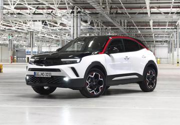 В России вновь предлагают кроссовер Opel Mokka. У него 8-ступенчатый «автомат» и передняя панель полукругом
