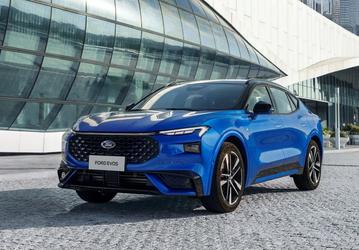 В России можно заказать 5-метровый 240-сильный кроссовер Ford Evos, оснащённый 8-ступенчатым «автоматом» и 27-дюймовым экраном. Сколько за него просят?