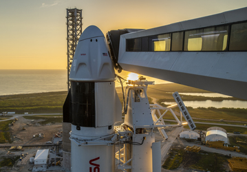 SpaceX готова отправить людей на МКС. Falcon 9 и Crew Dragon установили на стартовой площадке