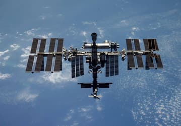 Российский «Прогресс» «подвинул» МКС перед посадкой «Союза МС-22»