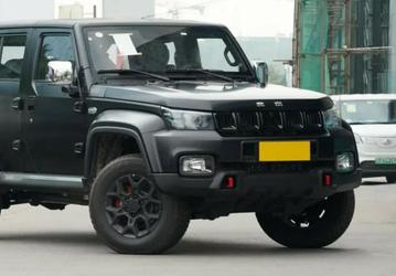 224 л.с., 8-ступенчатый автомат и полный привод. В РФ можно заказать Beijing BJ40 – это китайский аналог Jeep Wrangler