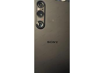 Sony в своём репертуаре. На первой фотографии флагманский смартфон Xperia 1 V очень похож на предыдущие несколько поколений