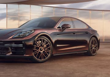 Топовый Porsche Panamera 2024 получил позолоченный кузов