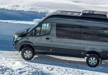 В России продают роскошный Mercedes-Benz Sprinter. У него полный привод, пневмоподвеска, 6 комфортных кресел, холодильник и мини-бар