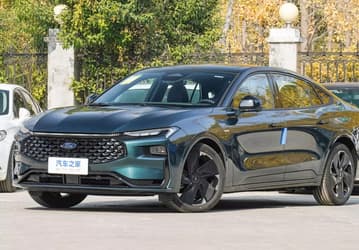 Ford вспомнил о гибридном Mondeo. Новую версию известного седана засняли в Китае