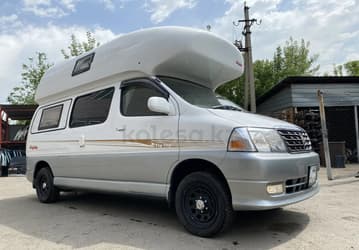 Редкий кемпер Toyota выставили на продажу за 2 млн рублей. У Toyota Grand Hiace спальные места для четырех человек, полный привод и «автомат»