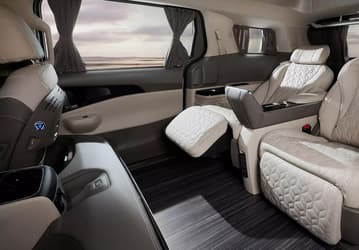 Аналог Lexus LM от Kia. Новейший Kia Carnival показали в VIP-комплектации HiLimousine – тут паркетный пол, «звёздное небо» и суперкомфортные кресла
