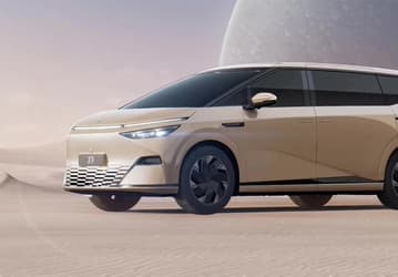 Почти что Lexus по уровню комфорта. В новейшем минивэне Xpeng X9 есть большой телевизор, холодильник и раздельные кресла с массой регулировок