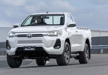 Новейшие пикапы Toyota Hilux Revo BEV превратят в маршрутки в Таиланде