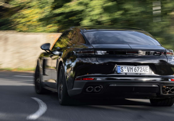 Совершенно новый Porsche Panamera может наклоняться в поворотах, как мотоцикл. В США машину оценили на 44 000 долларов дешевле, чем в Китае