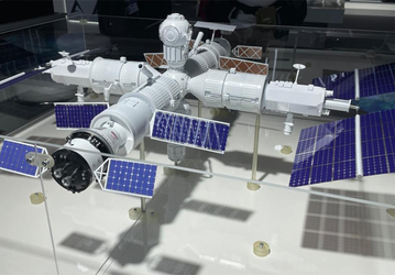 Роскосмос показал макеты космической обсерватории «Спектр-РГ» и Российской орбитальной станции