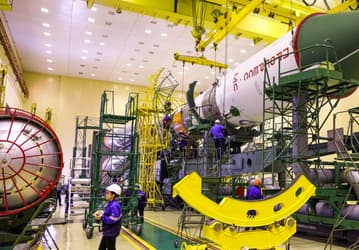 На Байконуре полностью собрали ракету для отправки грузового корабля «Прогресс МС-25»