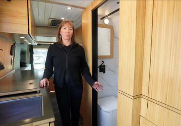 Пара потратила $150 000 на покупку Mercedes-Benz-Sprinter и его превращение в полноценный дом на колёсах