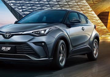 Кроссовер Toyota Izoa подешевел в России на 400 тыс. рублей