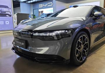 Первый седан Geely под брендом Zeekr, который уже стал хитом, будет стоить чуть более $30 000. 4 комплекта и 6 дополнительных пакетов