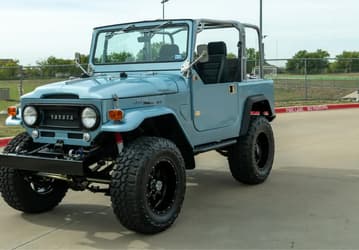 Классический Toyota Land Cruiser FJ40 оснастили 5,7-литровым V8 от Chevrolet, дисковыми тормозами, гидроусилителем и новым салоном, а теперь продают за 10 тыс. долларов