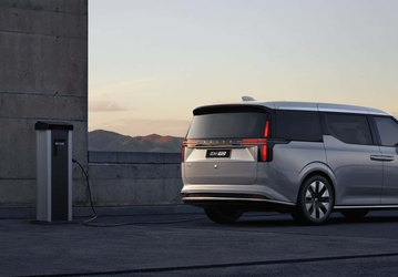 Первый в истории минивэн Volvo EM90 оснащён экраном под крышей, который выполняет множество функций