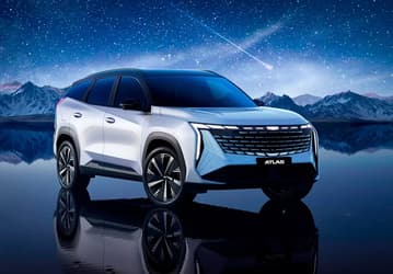 Совершенно новый Geely Atlas поступил в продажу в Казахстане. Он оказался даже дешевле Geely Atlas Pro в России