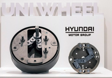 Представлена система Hyundai Uni Wheel. Она перемещает в колесо часть деталей электродвигателя, уменьшая их размеры