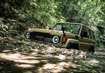 Уникальный Toyota Land Cruiser 70 оснащён тремя внешними зеркалами заднего вида. Новинка поступила в продажу в Японии